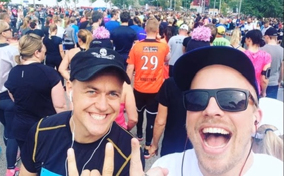 Nisse springer med Andy McCoy